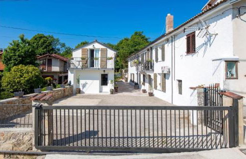 2 Bedroom Cozy Home In Jurdani - Foto 11