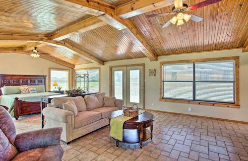 Pet-Friendly Efficiency Cottage with Pool! - Foto 10