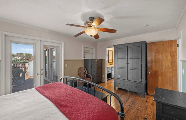 Bear Creek Lodge by Avantstay Lakefront + Dock - Photo 22