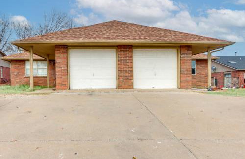 Home with Fenced Yard Near Dtwn Rogers! - Foto 24