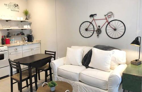 Cozy Apartment Overlooking Downtown and Park NO KIDS, NO PETS - Photo 11