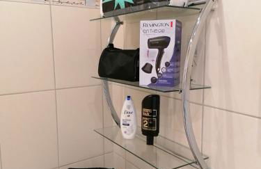 Stylisches kleines Studio -Zentral gelegen- Nähe BayArena - in Leverkusen Wiesdorf City- Friedrich Ebert Platz 5a , 4te Etage mit Balkon-kein Aufzug-Lift--Kaution Pflicht-- - Foto 13