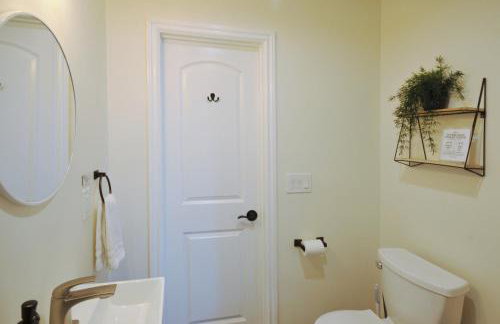 Cozy 2B1B Guest House with Private Entrance and Parking - Foto 34