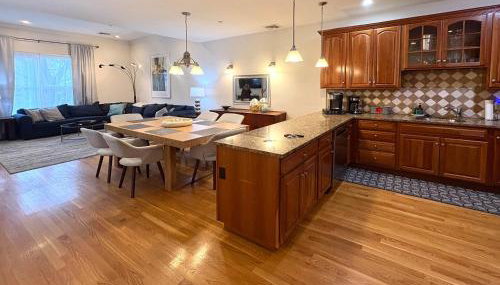 3-Bed 2-Bath Brookline Village Townhome w Deck - Foto 4