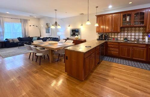 3-Bed 2-Bath Brookline Village Townhome w Deck - Photo 4