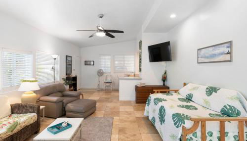 Stylish 1BR Apartment with AC Full Kitchen & WD - Just Steps to the Beach - Foto 5