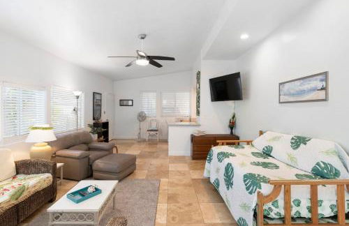 Stylish 1BR Apartment with AC Full Kitchen & WD - Just Steps to the Beach - Photo 5