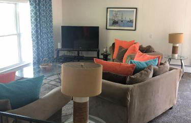 Spacious and Walk to the Beach with Central AC and Outdoor Shower - Photo 9