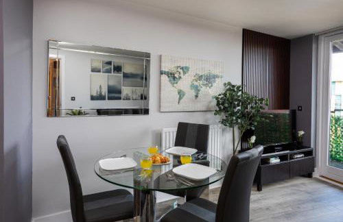 Vista Verde - Luxury City Penthouse 2BR - Sleeps up to 6 - Parking - Photo 16