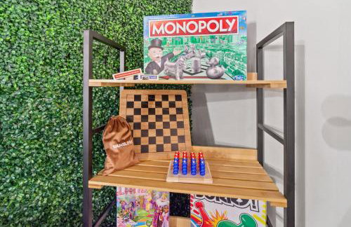 Game Room and Huge Yard with Fire Pit Yard Games and BBQ Near UE and Downtown - Foto 32