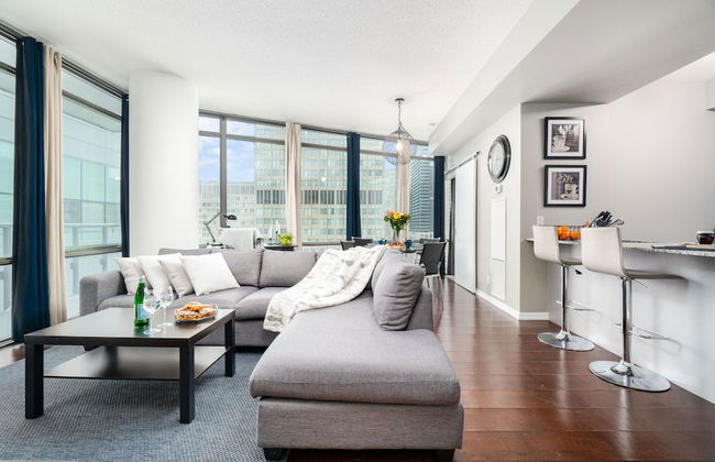 QuickStay - Luxurious 2-Bedroom Condo, Downtown Core - Photo 3