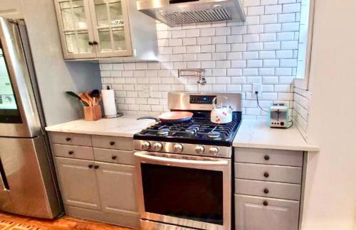 Gorgeous Victorian House!! Entire suite in SAM's home - Foto 24