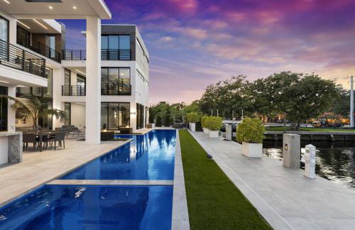 Three Story Waterfront Villa with Basketball and Mini Golf - Foto 3