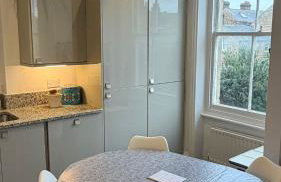 Bright, Spacious, Charming & Fully Equipped Victorian Flat in Quiet Brixton - Foto 11