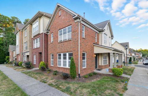 Entire home in prime Raleigh with community pool, dog park and golf course - Photo 33