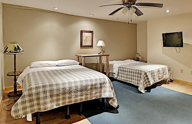 Sunset Cove Cabin On Lake Grindstone - Photo 5