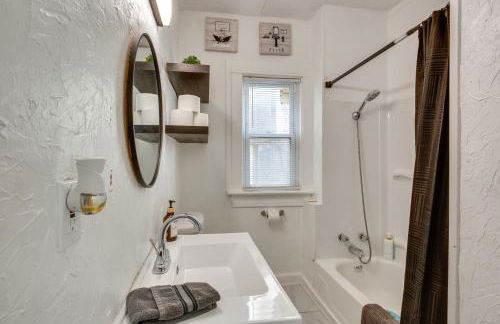 Modern 2BR Kansas City Condo Near Downtown - Photo 16