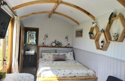 Honey Bee - Comfortable luxury shepherds hut with hot tub - Foto 15