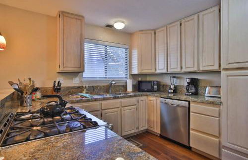 Lily Pad - Hot Tub! Private Dock! BBQ! Game Room! Walk to Town!! Fast WiFi!! Dog Friendly! - Foto 13