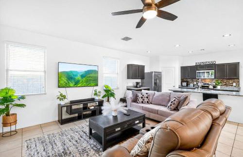 Tropical Desert Oasis Phoenix 5BR 3Bath with Outdoor Tiki Bar & BBQ - Photo 2