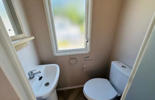 Modern two bedroom caravan with sofabed Sleeps 6 - Foto 12