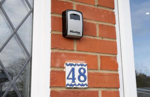 Award Winning Beautiful House in South Cambridge, 14-Min Drive to the City Centre, Free Parking, No Sofabeds, Sleeps 6 - Photo 30