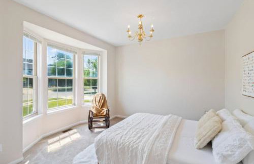 Quiet Suburban Home with Art Deco Flair - Foto 14