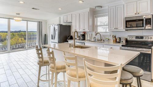 Luxury Lakefront Retreat with Dock in Runaway Bay - Foto 5