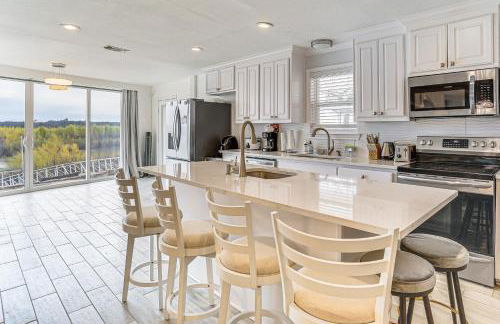 Luxury Lakefront Retreat with Dock in Runaway Bay - Foto 10