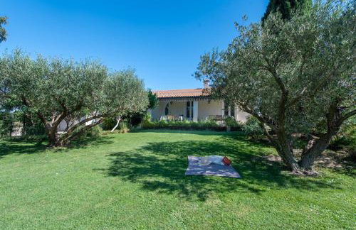 Villa l'ESTEL charme provençal, 15 pers, piscine privée & aire de jeux, au coeur du triange Arles-Avignon-Nîmes - Foto 12