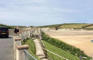 Beach Side Top Floor Property, Balcony & Sea Views - Foto 10