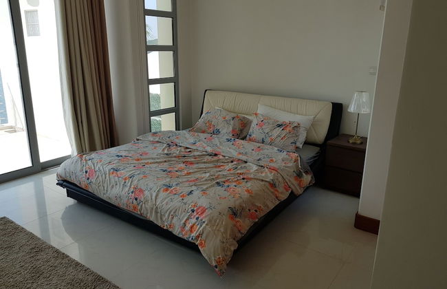 Luxury villa with private pier - Photo 3