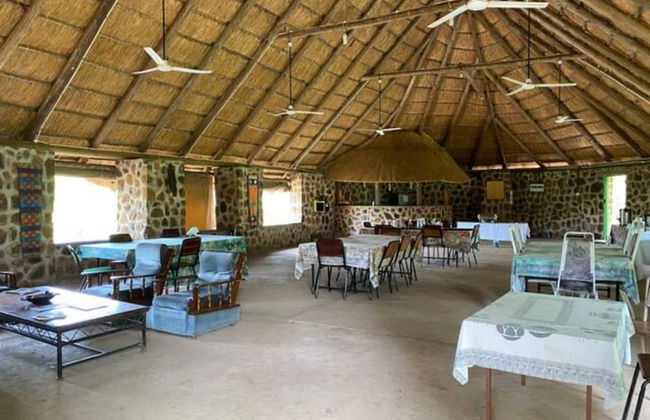 Charming Bush Chalet 1 on This World Renowned Eco Site 40 Minutes From Vic Falls Fully Catered Stay - 1975 - Foto 13