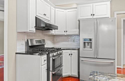 Private Fenced Yard • Sleeps 10 • Mins to Malls - Foto 14