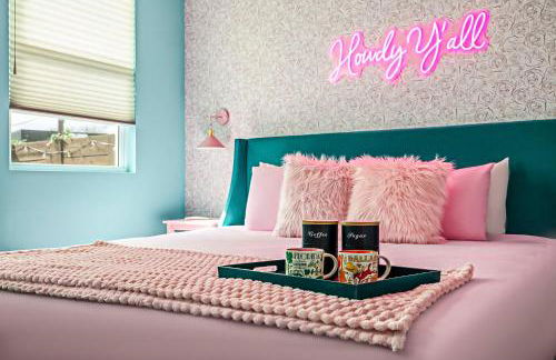 Austin Oasis Spacious 4BR Retreat with Hot Tub Cowboy Pool and Infrared Sauna Perfect for Families and Bachelorettes - Photo 16