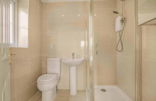 Spacious 4 Bedroom Warrington House with Free Parking Perfect for Contractors, Families and Business Guests - Foto 6