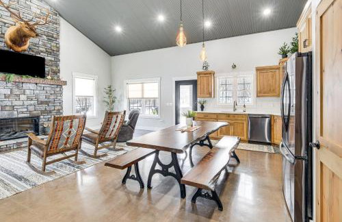 Family Retreat with Fire Pit and Yard in Mineral City - Foto 10