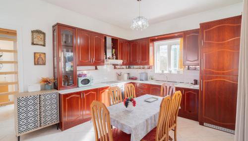 Modern 3 Bed Home with Balconies and Sea Access - Foto 4, stove, minibar