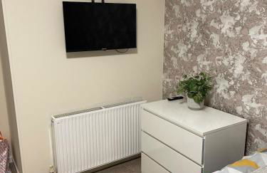 Spacious two bedroom flat, entire property - Photo 6