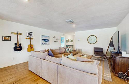 Waterfront Home with Kayaks, Game Room, Firepit, & Enormous Deck - Foto 6