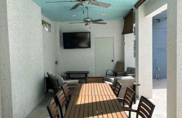 Cheerful 7 Bdrm Home with Private Pool One Block from Beach - Foto 2
