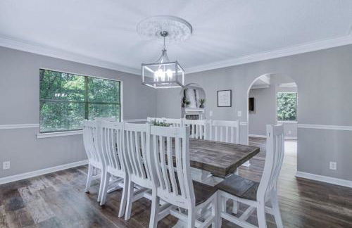 Large Hillside Retreat with Pool and Hot Tub - Foto 10