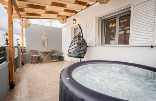 Luxury Getaway with Jacuzzi - Platanos House Salakos - Foto 1