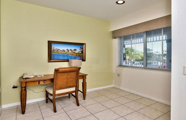 Genoa Vacation Rental: Stylish 2-BR Condo with Golf & Lake Views. Resort-Style Pool, Hot Tub, and Easy Access to Championship Golf. Minutes from Naples Beaches, 5th Avenue S, and Marco Island - Foto 1