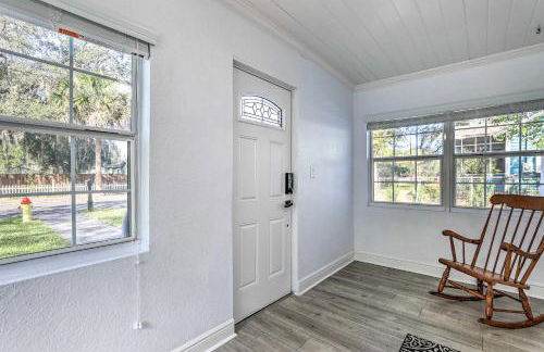 Chic Home with Fire Pit and Patio, Walk to Lake! - Foto 4