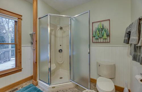 Cabin with Hot Tub and WiFi 4 Mi to Snowshoe Resort - Foto 16