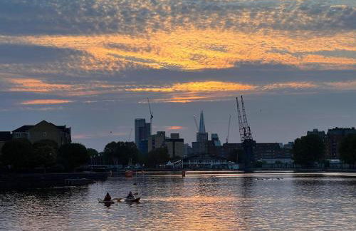 2BR Waterside View Free Parking Fast WiFi Terrace Balcony TV BBQ Garden Access - Foto 4