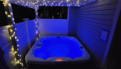 Hot tub- 80's Arcade- Pool table- Historic Downtown- 7 car parking - Foto 5