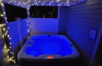 Hot tub- 80's Arcade- Pool table- Historic Downtown- 7 car parking - Foto 5