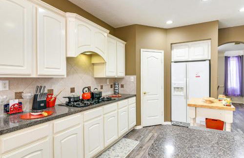 Patio, BBQ and Yard Family Retreat in Pearland - Photo 7